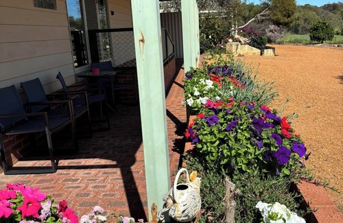 York Cabina | Tranquil and scenic family friendly 2 bedroom Cottage & Farm Stay near York WA