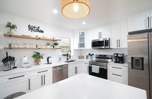 Meadowlawn Casa | Tranquil and Sunny 4BR Getaway Home