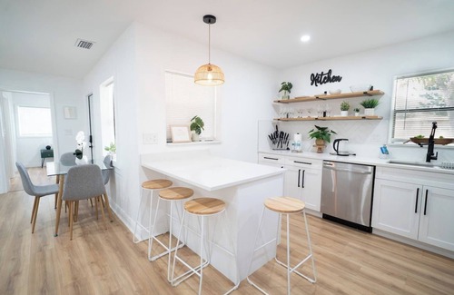 Meadowlawn Casa | Tranquil and Sunny 4BR Getaway Home