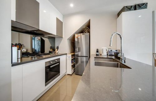Curtin Apartamento | Tranquil Apartment in Green, Well Connected Suburb