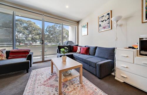 Curtin Apartamento | Tranquil Apartment in Green, Well Connected Suburb