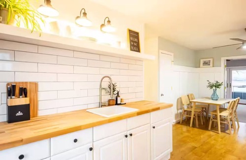 East Shore Apartamento | Tranquil Apartment with Waterview & Patio, Walk to Beach!