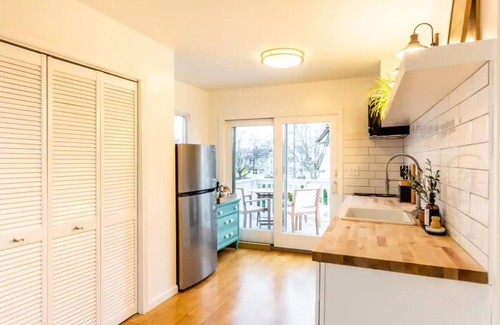 East Shore Apartamento | Tranquil Apartment with Waterview & Patio, Walk to Beach!