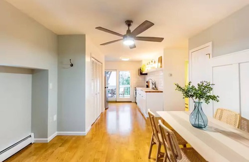 East Shore Apartamento | Tranquil Apartment with Waterview & Patio, Walk to Beach!