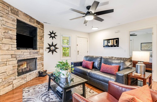 Asheville Cabaña | El palo de rosa; 1 BR Cottage cerca del centro; Bañera de hidromasaje y se admiten perros.