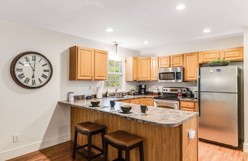 Asheville Cabaña | El palo de rosa; 1 BR Cottage cerca del centro; Bañera de hidromasaje y se admiten perros.