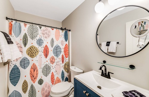 Asheville Cabaña | El palo de rosa; 1 BR Cottage cerca del centro; Bañera de hidromasaje y se admiten perros.
