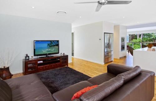 Avoca Beach Casa | Tranquil Beach House with Outdoor Decks and Pool
