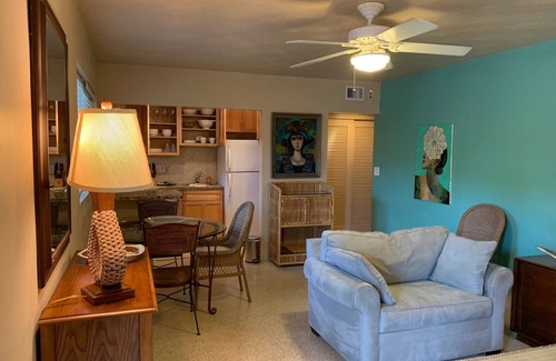North Beach Apartamento | Vida tranquila en la playa: 1 dormitorio / 1 baño, apartamento inspirado en el arte con jardín privado