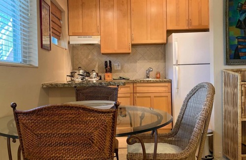 North Beach Apartamento | Vida tranquila en la playa: 1 dormitorio / 1 baño, apartamento inspirado en el arte con jardín privado