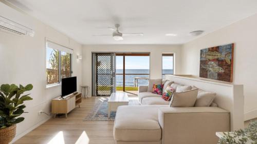 Beachmere Casa | 'tranquil Beachfront Retreat'