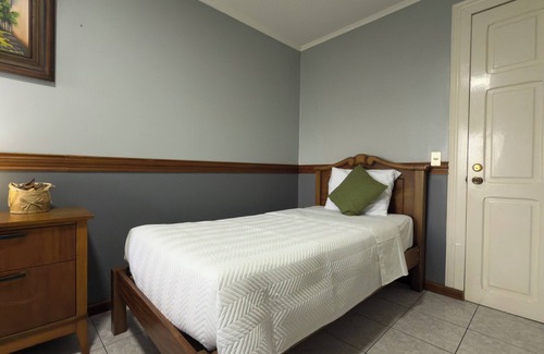 Agonía Cama Y Desayuno | Tranquil bed & breakfast with AC in Alajuela. Near International Airport, 15 min