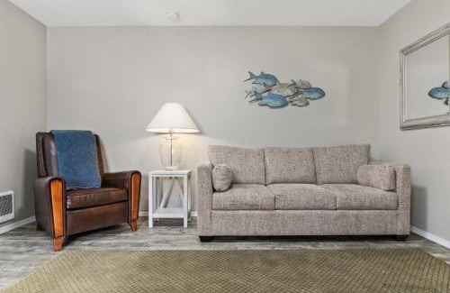 Rockaway Beach Casa | Tranquil By The Pond