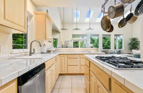 Rockaway Beach Casa | Tranquil By The Pond