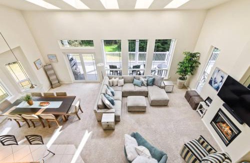 Rockaway Beach Casa | Tranquil By The Pond