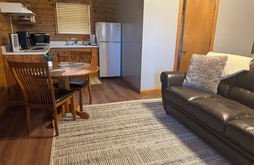 Eureka Springs Cabina | Tranquil Cabin- Perched on Mountain Top boasting jacuzzi for two and expansive deck with views! Trail & Cave on Property!