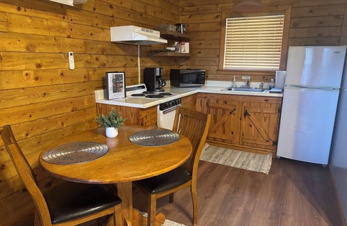 Eureka Springs Cabina | Tranquil Cabin- Perched on Mountain Top boasting jacuzzi for two and expansive deck with views! Trail & Cave on Property!