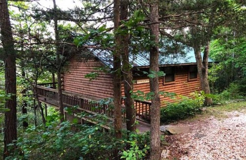 Eureka Springs Cabina | Tranquil Cabin- Perched on Mountain Top boasting jacuzzi for two and expansive deck with views! Trail & Cave on Property!