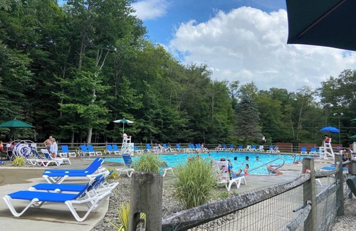 Gouldsboro Chalet De Esquí | Tranquil chalet in Big Bass Lake resort. Lake w/ beach, pool, clubhouse!