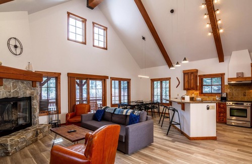 Tamarack Chalet De Esquí | Tranquil Chalet |wrap-around deck|Pet Friendly