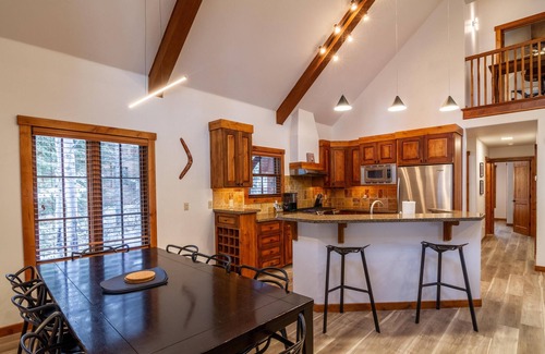 Tamarack Chalet De Esquí | Tranquil Chalet |wrap-around deck|Pet Friendly
