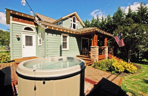 Waynesville Casa | Tranquil & Charming Hideaway ♛ King Suite, Hot Tub, Fire Pit & Covered Porch