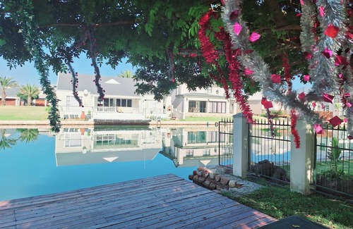 Marina Martinique Apartamento | Tranquil, charming 1-bed unit on Marina Martinique canals, 24hr security