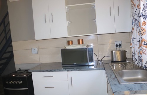 Greater Johannesburg Metropolitan Area Condominio | Tranquil condo with pool & braai area in vibrant Randburg