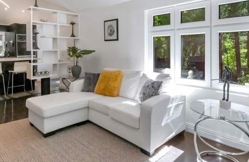North Saanich Cabaña | Tranquil Cottage Deep Cove Vancouver Island