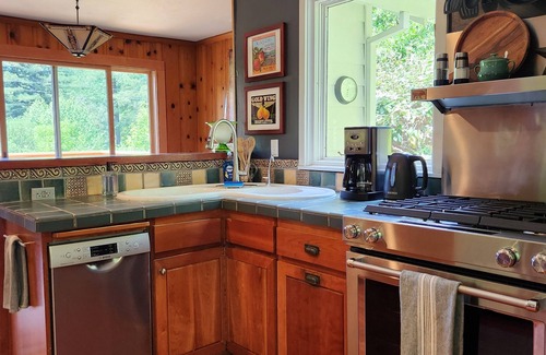 Guerneville Cabina | Tranquil cottage nestled among trees, Guerneville
