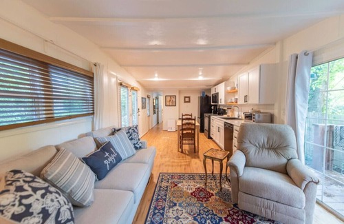 Winston - Salem Cabaña | Tranquil Cottage w/ Soaking Tub & Oversized Shower