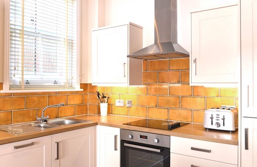 Meads Cabaña | Tranquil cottage with outside terrace and undercover parking