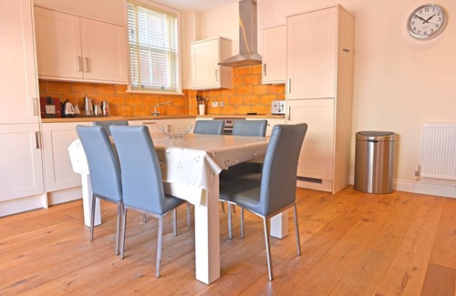 Meads Cabaña | Tranquil cottage with outside terrace and undercover parking