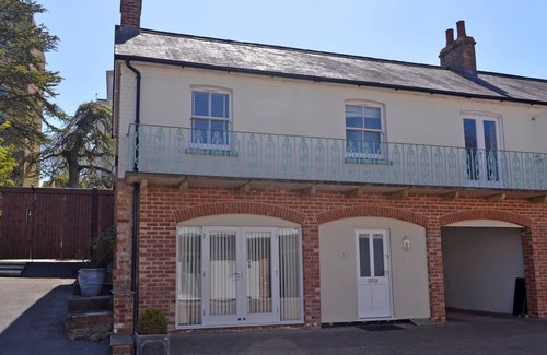 Meads Cabaña | Tranquil cottage with outside terrace and undercover parking