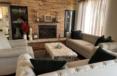 Burbank Casa | Tranquil Country Home King+Queen/ Pet Friendly- Near Ponca State Park