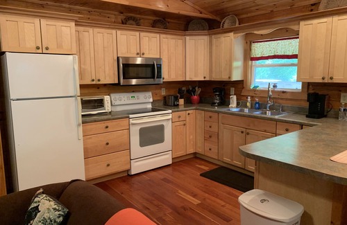 Bryson City Cabina | Tranquil Creek - Romantic hideaway/waterfall/creek cabin