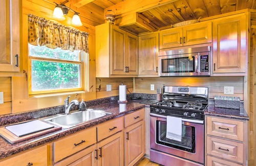 Vein Mountain Cabina | Tranquil Deck: Blue Ridge Mountain Retreat!