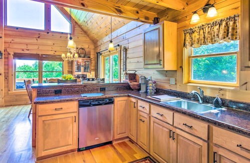 Vein Mountain Cabina | Tranquil Deck: Blue Ridge Mountain Retreat!