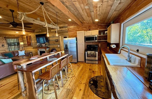 Ranger Cabina | Tranquil Escape: Hot Tub, Scenic Views, Family Fun