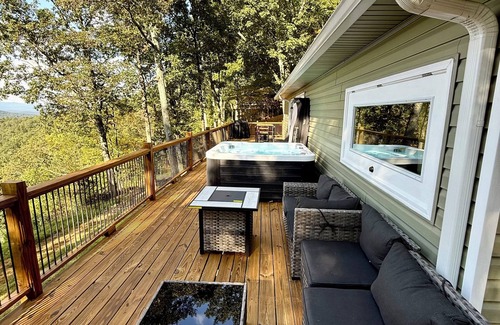 Ranger Cabina | Tranquil Escape: Hot Tub, Scenic Views, Family Fun