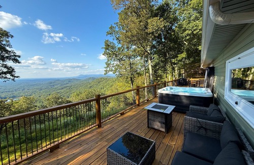 Ranger Cabina | Tranquil Escape: Hot Tub, Scenic Views, Family Fun