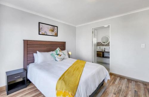 Blouberg Rise Apartamento | Tranquil Family Escape: Pool Balcony