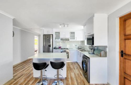 Blouberg Rise Apartamento | Tranquil Family Escape: Pool Balcony
