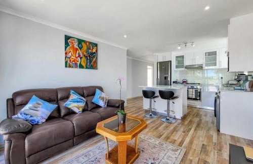 Blouberg Rise Apartamento | Tranquil Family Escape: Pool Balcony