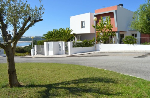 Foz do Arelho Villa | Tranquila villa familiar con preciosas vistas al mar, fácil paseo al centro y a la playa