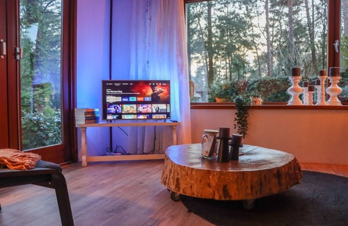 Municipality of Elburg Chalet De Esquí | Tranquil forest chalet by pond in Veluwe, pet-friendly & sleeps 4