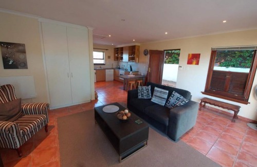 Somerset West Apartamento | Tranquil, fully-equipped and spacious garden flat with access to pool.