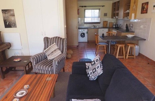 Somerset West Apartamento | Tranquil, fully-equipped and spacious garden flat with access to pool.