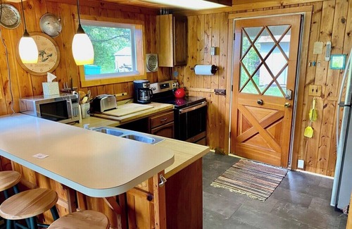 Bellaire Cabina | Tranquil Grass River Cottage Retreat