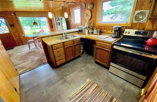 Bellaire Cabina | Tranquil Grass River Cottage Retreat